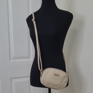 😍3/$25 Fiorelli Cream Crossbody Bag